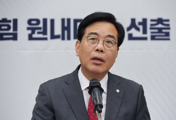 국민의힘 원내대표 선거에 출마한 송언석 후보가 16일 서울 여의도 국회에서 열린 원내대표 선출 선거 의원총회에서 정견 발표를 하고 있다. /사진=연합뉴스
