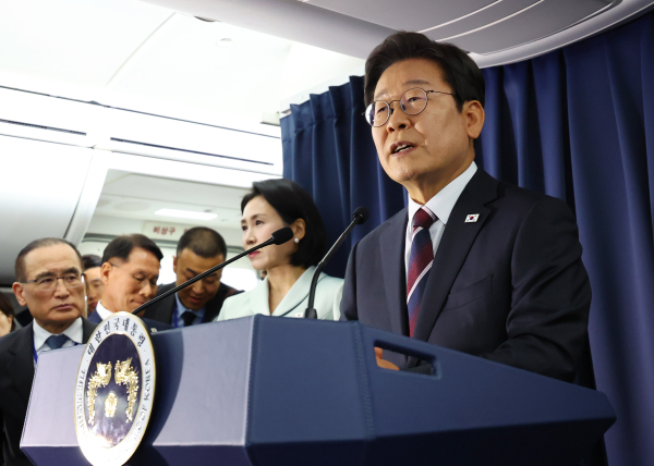이재명 대통령이 16일(현지시간) 주요 7개국(G7) 정상회의 참석을 위해 캐나다 앨버타주 캘거리로 향하며 공군 1호기에서 기자간담회를 하고 있다. /사진=연합뉴스