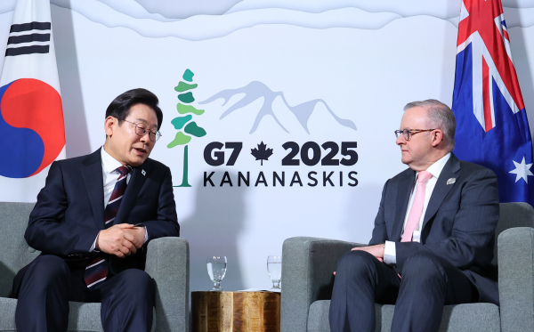 51차 주요 7개국(G7) 정상회의에 참석한 이재명 대통령이 16일(현지시간) 캐나다 앨버타주 캘거리의 한 호텔에서 앤서니 앨버니지 호주 총리와 한·호주 정상회담을 하며 발언하고 있다. /사진=연합뉴스