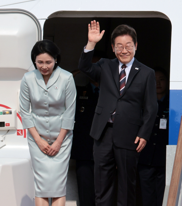 주요 7개국(G7) 정상회의에 참석하는 이재명 대통령이 김혜경 여사와 16일 성남 서울공항 공군 1호기에서 출국하기 전 인사하고 있다. /사진=연합뉴스