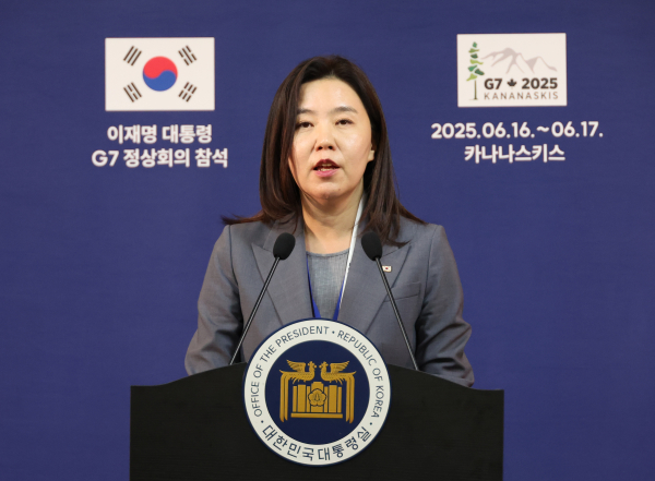 강유정 대통령실 대변인이 16일(현지시간) 캐나다 앨버타주 캘거리 한 호텔의 한국 프레스센터에서 이재명 대통령의 주요 7개국(G7) 정상회의 참석 관련 브리핑을 하고 있다. /사진=연합뉴스
