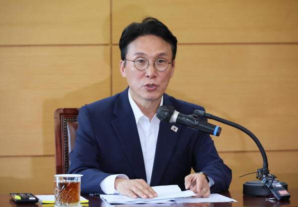 김민석 국무총리 후보자가 17일 서울 종로구 통의동 금융감독연수원에 마련된 청문회 준비단 사무실에서 열린 사회분야 부처 업무보고에서 발언하고 있다. /사진=연합뉴스