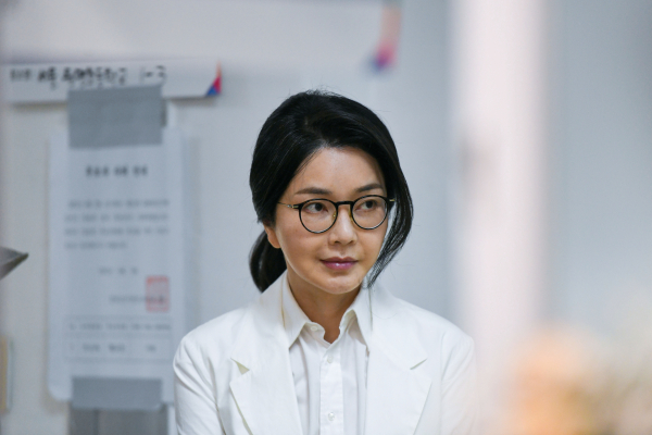 윤석열 전 대통령 배우자 김건희 여사가 제21대 대통령 선거일인 3일 서울 서초구 원명초등학교에 마련된 서초4동제3투표소에서 투표하기 위해 줄을 서고 있다. /사진=공동취재단