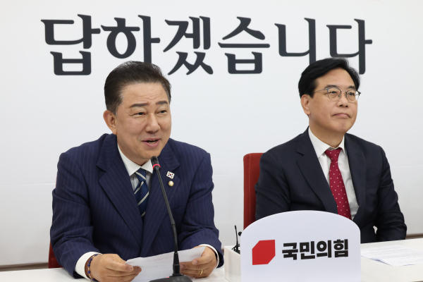 더불어민주당 김병기 당 대표 직무대행 겸 원내대표(왼쪽)가 17일 서울 여의도 국회에서 국민의힘 송언석 원내대표를 예방, 인사말하고 있다. /사진=공동취재