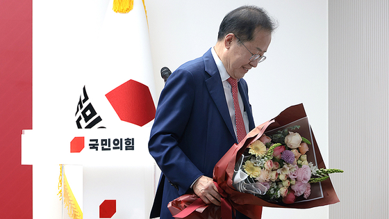 지난 4월 29일 서울 여의도 국민의힘 당사에서 열린 제21대 대통령 후보자 국민의힘 3차 경선 진출자 발표 행사에서 경선에 탈락 후 정계은퇴 의사를 밝힌 홍준표 후보가 기념촬영 무대에서 내려가고 있다. /사진=국회사진기자단