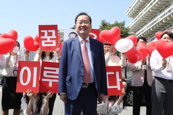 대권에 도전하는 홍준표 대구시장이 지난 4월 11일 오전 대구 북구 대구시청 산격청사에서 퇴임식을 마친 뒤 풍선을 들고 배웅 나온 직원들과 마지막 기념촬영을 하고 있다./사진=연합뉴스