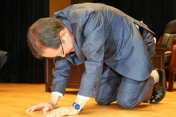 지난 2017년 4월 10일 홍준표 경남지사가 경남도청 대강당에서 도지사 퇴임식을 하며 경남도 직원들에게 큰절을 하고 있다. 당시 홍 지사는 대선 후보 등록 시한 3분을 남기고 지사직을 사퇴해 도민들의 거센 반발을 받기도 했다. /사진=경남도 제공