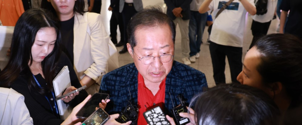 정계은퇴를 선언했던 홍준표씨가 17일 인천국제공항 제1여객터미널을 통해 귀국한 뒤 취재진과 인터뷰하고 있다. 홍씨는 지난 4월 국민의힘 대선 후보 경선에서 패배한 뒤 탈당하고 미국 하와이에 머물렀다. /사진=연합뉴스