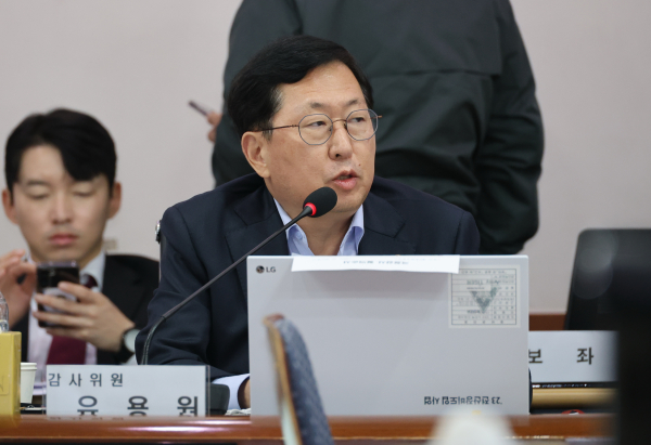 국민의힘 유용원 의원이 지난해 10월 22일 육군 제2작전사령부에서 열린 국회 국방위원회 국정감사에서 질의하고 있다. / 사진 = 연합뉴스