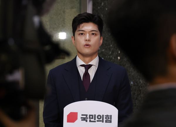 국민의힘 김용태 비상대책위원장이 지난 16일 국회에서 열린 백브리핑에서 입장을 밝히고 있다. /사진=연합뉴스