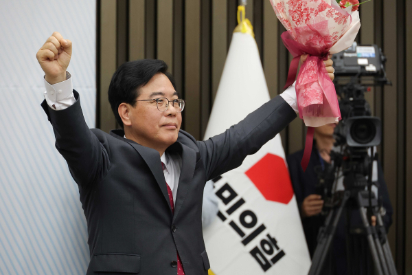 국민의힘 신임 원내대표로 당선된 송언석 의원이 16일 원내대표 선출 의원총회가 열린 서울 여의도 국회 회의장에서 양손을 번쩍 들어 올리고 있다. /사진=연합뉴스