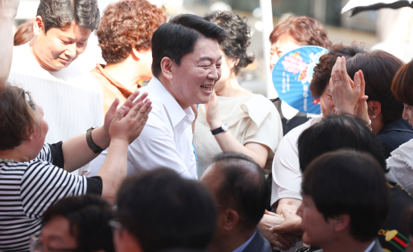 국민의힘 안철수 의원이 18일 대구 중구 서문시장을 찾아 시민들과 인사하고 있다. /사진=연합뉴스