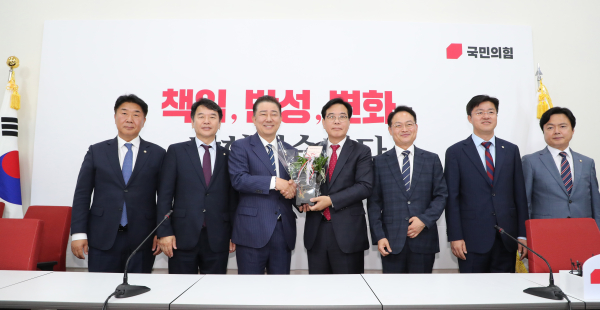 더불어민주당 김병기 당 대표 직무대행 겸 원내대표(왼쪽)가 17일 서울 여의도 국회에서 국민의힘 송언석 원내대표를 예방해 기념촬영하고 있다.(왼쪽부터) 더불어민주당 이기헌 원내대표비서실장, 문진석 원내운영수석부대표, 김 원내대표, 국민의힘 송 원내대표, 더불어민주당 허영 정책수석부대표, 박상혁 소통수석부대표, 김현정 원내대변인. /사진=공동취재