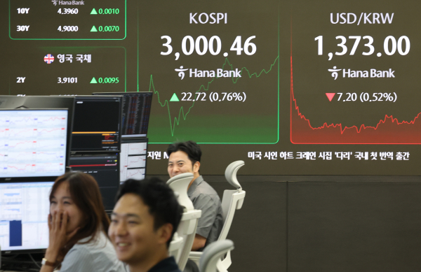 코스피가 장중 3000을 돌파한 20일 서울 중구 하나은행 딜링룸에서 딜러들이 활짝 웃고 있다. / 사진 = 연합뉴스
