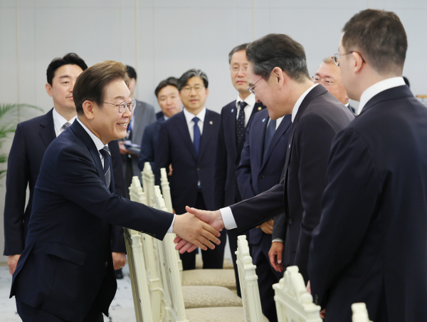 이재명 대통령이 13일 서울 용산 대통령실에서 열린 6경제단체·기업인 간담회에서 이재용 삼성전자 회장과 악수하고 있다. /사진=대통령실통신사진기자단
