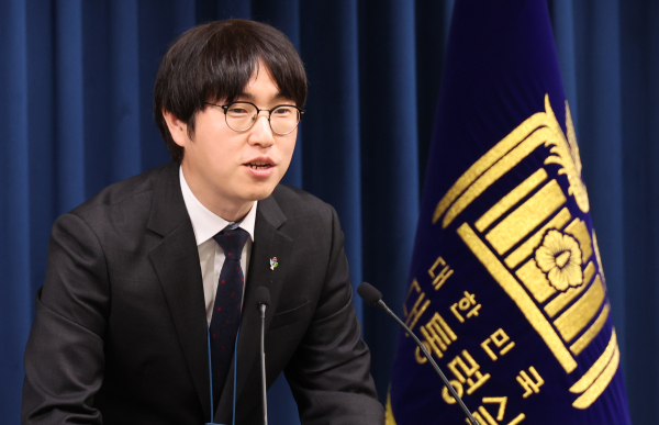 하정우 AI미래기획수석이 19일 용산 대통령실에서 이공계특별법 관련 브리핑을 하고 있다. /사진=연합뉴스