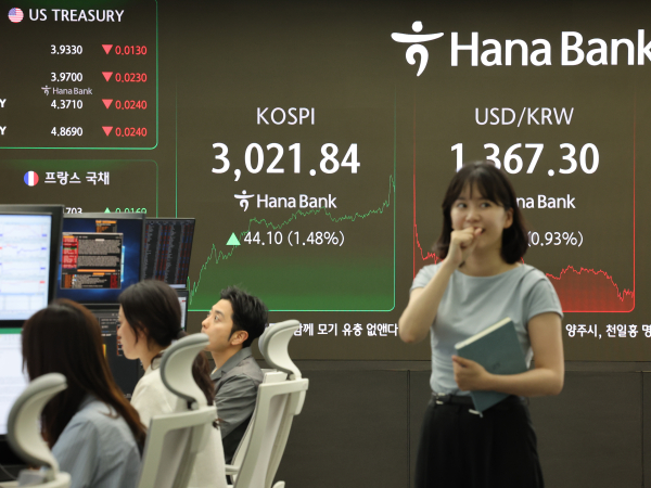 코스피 종가가 3,000선을 돌파한 20일 서울 중구 하나은행 딜링룸에서 딜러들이 업무를 보고 있다. / 사진 = 연합뉴스