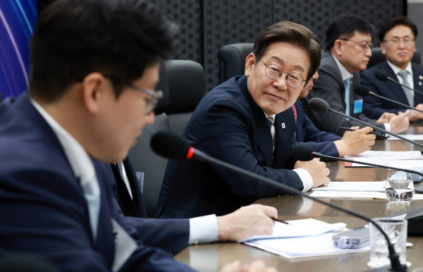 이재명 대통령이 지난 20일 울산전시컨벤션센터에서 열린 인공지능(AI) 글로벌 협력 기업 간담회에서 루닛 서범석 대표의 발언을 듣고 있다. /사진=대통령실통신사진기자단
