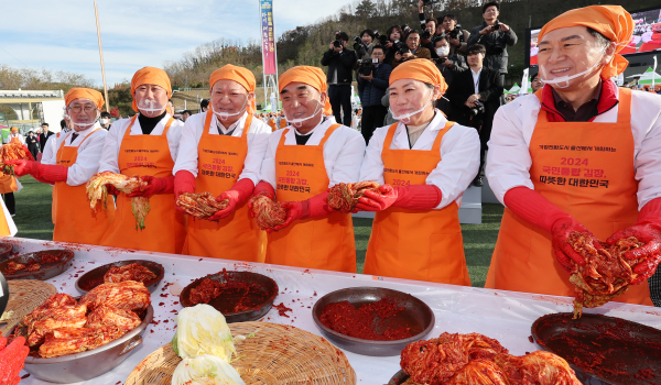 지난해 12월 3일 오후 울산시 남구 문수야구장에서 열린 '2024 국민통합 김장' 행사에서 이상민 행정안전부 장관(왼쪽 세 번째부터), 김두겸 울산시장, 송미령 농림축산식품부 장관 등이 김치를 담그고 있다. 행안부, 농식품부, 울산시가 개최한 이번 행사에는 17개 시도 자원봉사자와 부처 소속 자원봉사자, 농협 및 울산 소재 7개 기업 관계자 등 1천400여명이 참여했다. /사진=연합뉴스