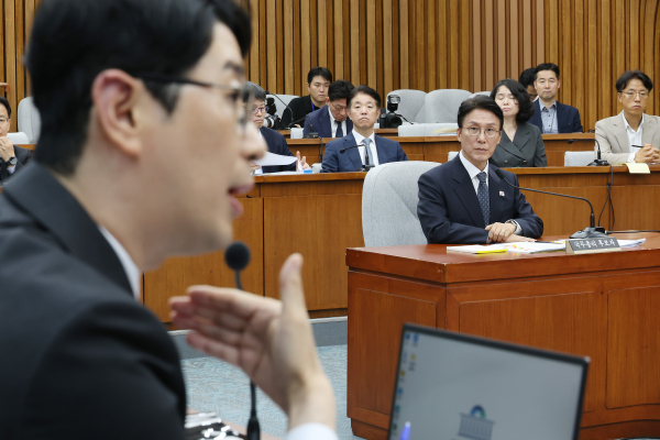 김민석 국무총리 후보자가 24일 서울 여의도 국회에서 열린 인사청문회에서 국민의힘 주진우 의원의 신상 발언을 듣고 있다. /사진=연합뉴스