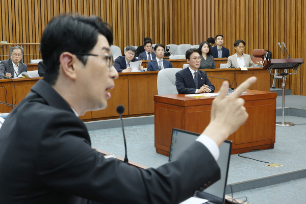 김민석 국무총리 후보자가 24일 서울 여의도 국회에서 열린 인사청문회에서 국민의힘 주진우 의원의 신상 발언을 듣고 있다. /사진=연합뉴스
