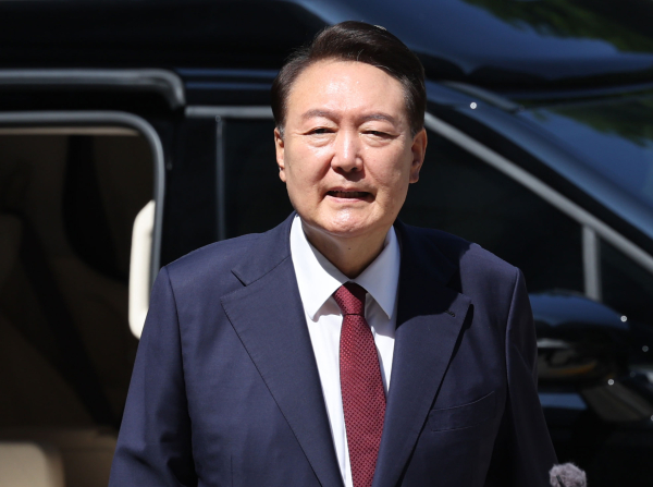 윤석열 전 대통령이 지난 23일 서울 서초구 서울중앙지방법원에서 열린 내란 우두머리 혐의·직권남용 권리행사 방해 혐의 사건 8차 공판에 출석하고 있다. /사진=사진공동취재단