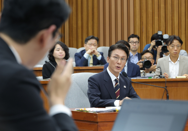 김민석 국무총리 후보자가 25일 서울 여의도 국회에서 열린 인사청문회에 출석해 국민의힘 주진우 의원의 질의를 받고 있다. /사진=연합뉴스