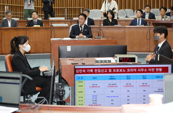 김민석 국무총리 후보자가 25일 서울 여의도 국회에서 열린 인사청문회에서 의원질의에 답변하고 있다. /사진=연합뉴스
