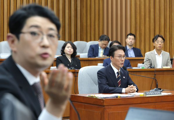 김민석 국무총리 후보자가 25일 서울 여의도 국회에서 열린 인사청문회에 출석해 국민의힘 주진우 의원의 질의를 받고 있다. /사진=연합뉴스