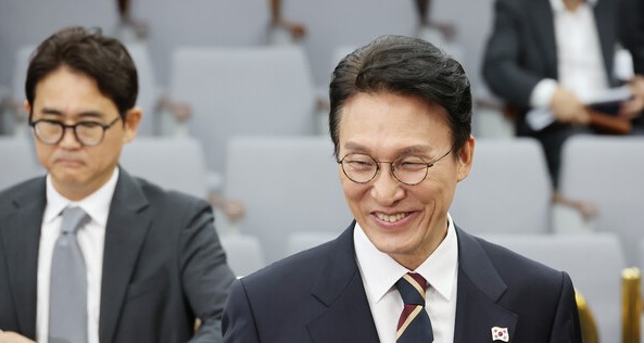 김민석 국무총리 후보자가 25일 오후 서울 국회에서 열린 인사청문회에 출석하면서 웃음을 짓고 있다. /사진=연합뉴스.