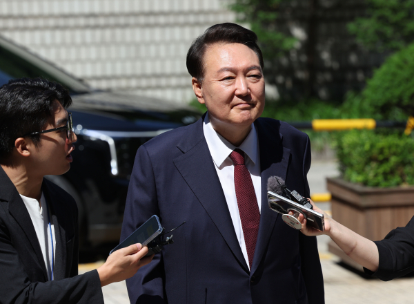 윤석열 전 대통령이 23일 서울 서초구 서울중앙지방법원에서 열린 내란 우두머리 혐의·직권남용 권리행사 방해 혐의 사건 8차 공판에 출석하고 있다. /사진=사진공동취재단