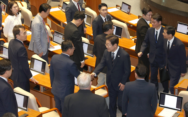 이재명 대통령이 26일 국회에서 추가경정예산 시정연설을 마친 뒤 국민의힘 의원들과 인사하고 있다. /사진=연합뉴스