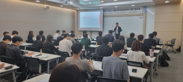 박형렬 블리츠자산운용 부사장이 26일 열린 ‘2025년 하반기 건설시장 환경변화와 대응 발표회’에서 주제 발표를 하고 있다. /사진=한국건설경영협회