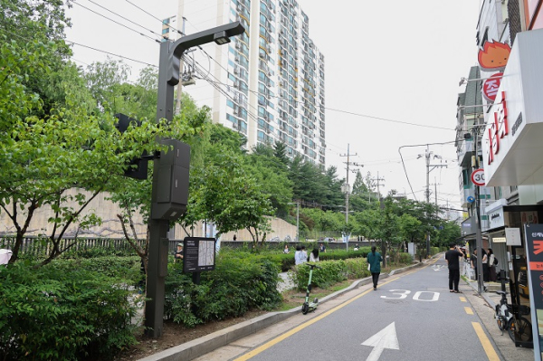 서울 노원구 일대에 설치된 스마트폴 가로등./사진=밀알복지재단