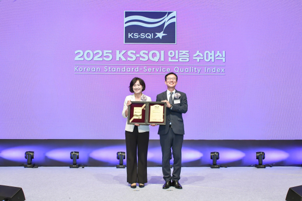 박현주 신한은행 소비자보호그룹장(왼쪽)과 문동민 한국표준협회장이 서울시 중구 소재 롯데호텔에서 진행된 ‘2025 KS-SQI 인증 수여식’에서 12년 연속 은행부문 1위 기업으로 선정되고  하는 모습