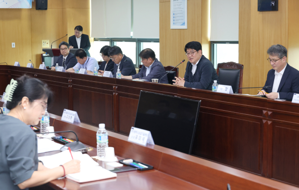권재한 농촌진흥청장(의 주재로 지난 7일 전북 전주시 농촌진흥청에서 열린 전국 도 농업기술원장 업무협의회에서는 이재명 정부의 주요 농정공약의 추진을 위한 다양한 방안들이 논의됐다 / 사진= 농촌진흥청