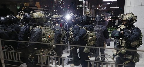 12월 3일 비상계엄 선포 직후 수방사 요원들이 국회 본관 진입을 시도하고 있다. /사진=연합뉴스