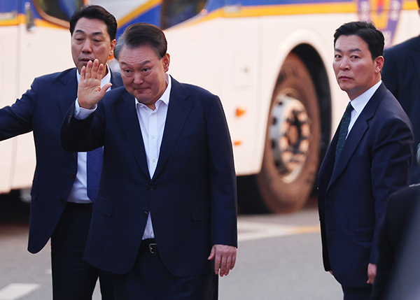 지난 3월 8일 서울구치소에서 석방된 윤석열 대통령이 경호차량에서 내려 지지자들에게 인사하고 있다. 그 옆으로는 김성훈 경호처 차장(오른쪽)이 윤 대통령을 경호하며 이동하고 있다. /사진=연합뉴스출처 : 데일리한국(https://daily.hankooki.com)