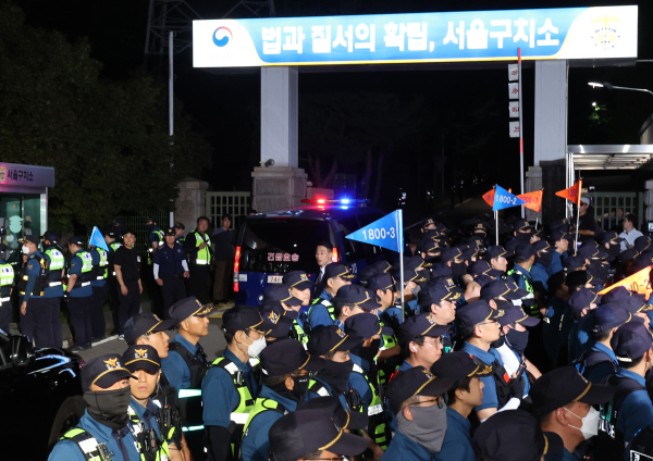 구속 전 피의자 심문(영장실질심사)을 마친 윤석열 전 대통령이 탑승한 차량이 9일 경기도 의왕시 서울구치소로 들어가고 있다. /사진=연합뉴스
