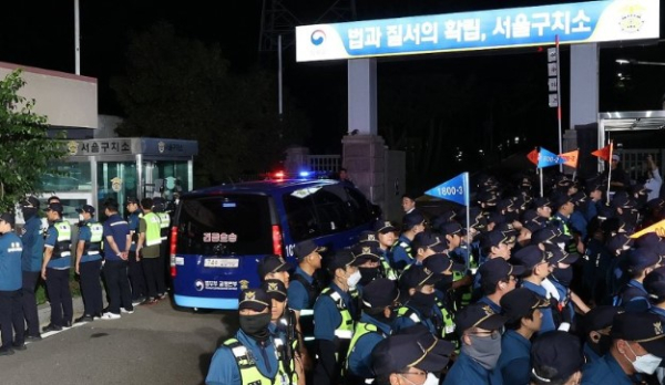 10일 새벽 윤석열 전 대통령을 태운 호송차가 서울구치소로 진입하고 있다. /사진=연합뉴스