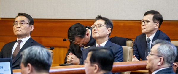 지난 4월 4일 서울 종로구 헌법재판소 대심판정에서 열린 윤석열 대통령 탄핵심판 선고에서 윤갑근 변호사 등 윤 대통령 변호인단이 대화하고 있다. /사진=사진공동취재단