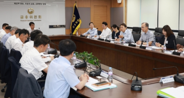 금융위원회 권대영 사무처장(뒷줄 왼쪽 세 번째)이 11일 서울 종로구 정부서울청사에서 개최한 장기 연체채권 채무조정 프로그램 점검을 위한 전문가 간담회에서 관계기관 참석자들과 장기 연체채권 채무조정 프로그램 추진 일정 및 향후 정책 추진방향 등을 논의하고 있다 / 사진= 금융위원회