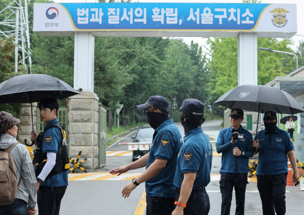 조은석 내란 특검팀이 소환에 불응한 윤석열 전 대통령에 대해 강제구인 절차에 들어간 가운데 14일 윤 전 대통령이 수감된 서울구치소 앞에 경찰이 배치돼 있다. 이날 특검팀은 "서울구치소장에게 피의자 윤석열을 오후 3시 30분까지 서울고검 청사 내 조사실로 인치하도록 지휘하는 협조 공문을 보냈다"고 밝혔다. /사진=연합뉴스