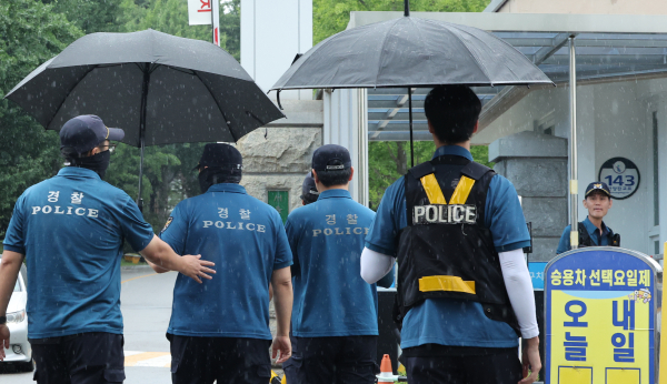 '12·3 비상계엄' 관련 내란·외환 의혹을 수사하는 조은석 특별검사팀의 소환 통보에 불응한 윤석열 전 대통령을 상대로 한 1차 강제구인 시도가 무산됐다. 사진은 14일 윤 전 대통령이 수감된 서울구치소 앞에 경찰이 배치돼 있는 모습. /사진=연합뉴스