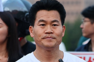 전 한국사 강사 전한길 씨가 지난 5월 30일 경기도 과천시 중앙선거관리위원회 앞에서 열린 사전투표 폐지 및 공정선거 보장 촉구 집회에 참석하고 있다. /사진=연합뉴스