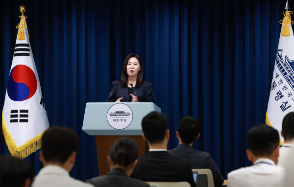 강유정 대통령실 대변인이 18일 서울 용산 대통령실 청사에서 현안 브리핑을 마친 뒤 취재진 질문에 답하고 있다. /사진=연합뉴스