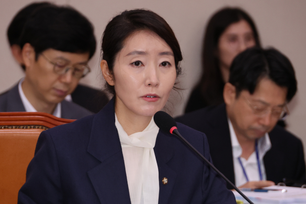 강선우 여성가족부 장관 후보자가 지난 14일 국회 여성가족위원회에서 열린 인사청문회에서 위원의 질문에 답하고 있다. /사진=연합뉴스