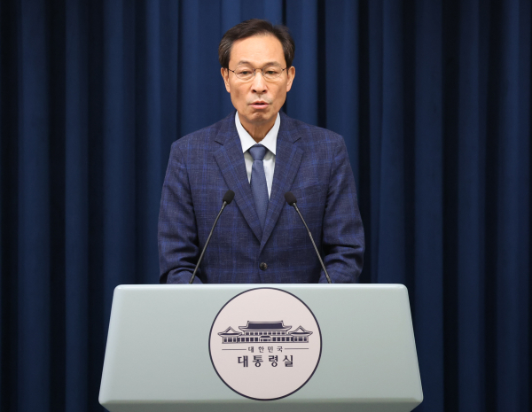 우상호 정무수석이 20일 용산 대통령실에서 장관 인선 관련 브리핑을 하고 있다. 우 수석은 이재명 대통령이 이진숙 교육부 장관 지명을 철회했다고 밝혔다. /사진=연합뉴스