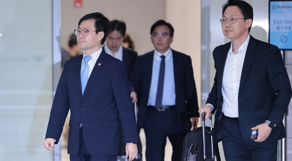 여한구 산업통상자원부 통상교섭본부장이 미국과의 관세 협의 등을 위해 22일 미국으로 출국했다. 지난달 본부장에 취임한 뒤 세 번째 미국 방문이다 / 사진= 연합뉴스