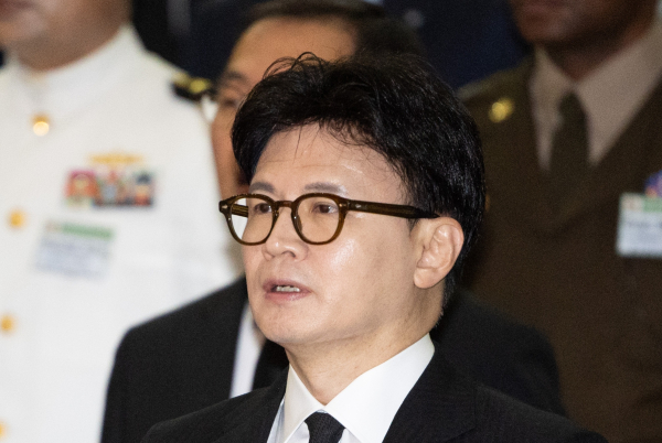 한동훈 국민의힘 전 대표가 지난 6월 29일 경기도 평택시 해군 2함대사령부 충무동산에서 열린 '제2연평해전 승전 23주년 기념식'에서 애국가를 제창하고 있다. /사진=공동취재